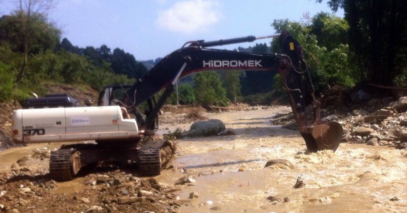 Kocaeli'den selin vurduğu Düzce'ye iş makinesi desteği