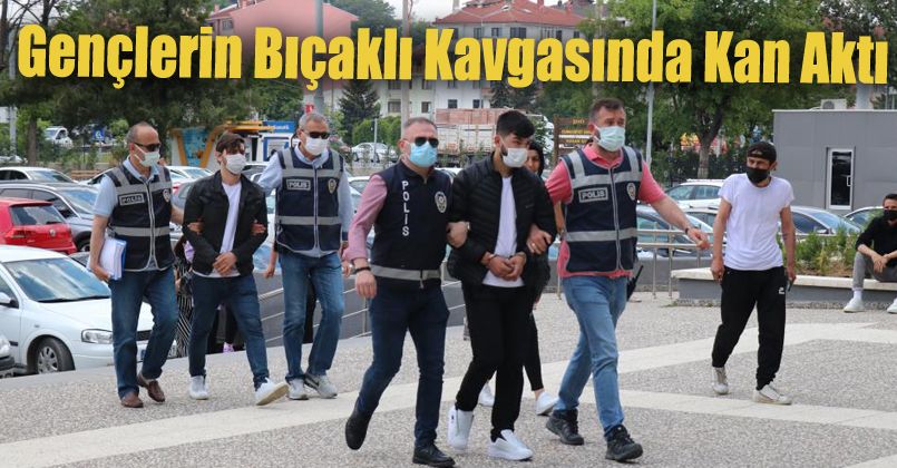 Gençlerin bıçaklı kavgasında kan aktı