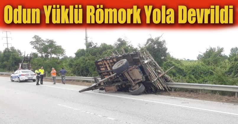 Odun yüklü römork yola devrildi