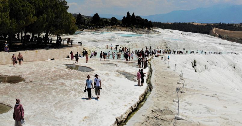 Beyaz cennet Pamukkale'ye yerli ve yabancı turistlerden yoğun ilgi