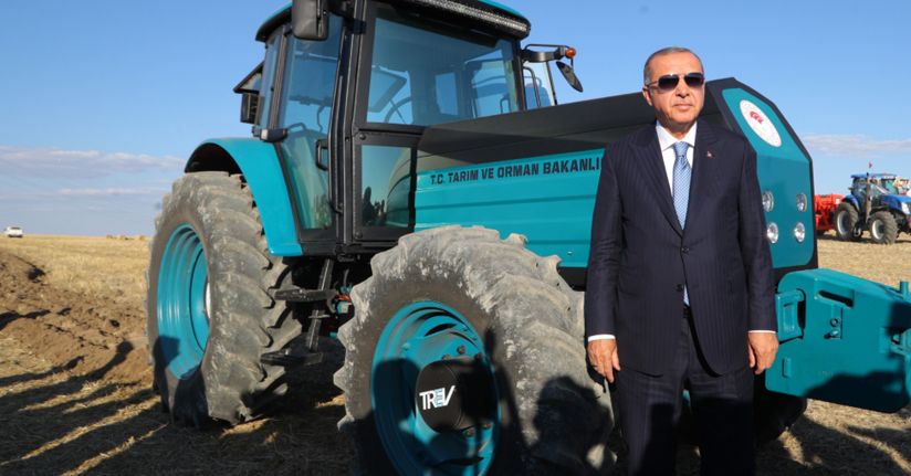 Cumhurbaşkanı Erdoğan yerli elektrikli traktörü kullandı