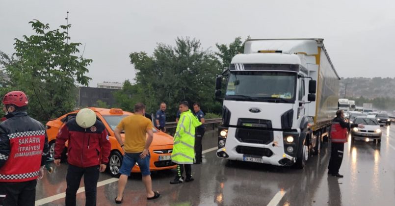 TEM Otoyolu'nda yağış kazayı beraberinde getirdi: 6 yaralı