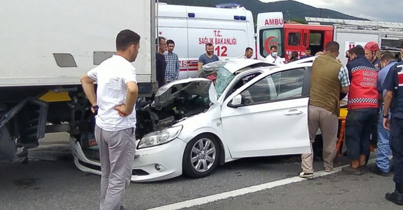 Otomobil tıra ok gibi saplandı: 3'ü çocuk toplam 5 yaralı