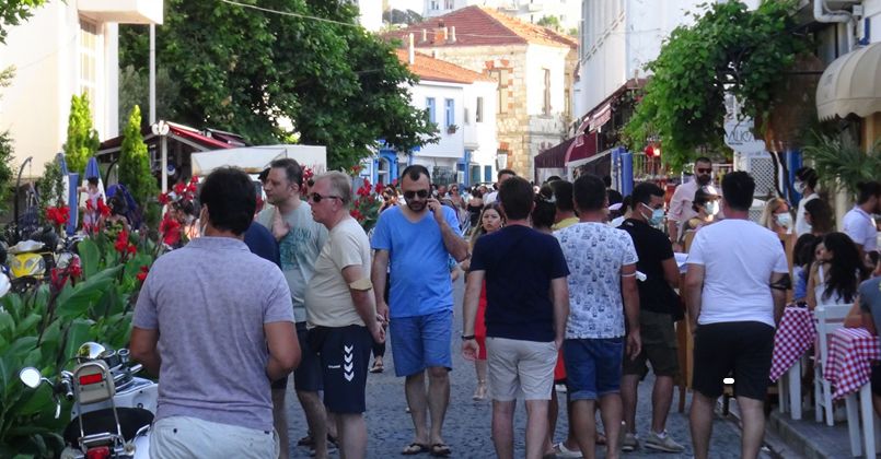 Bozcaada tatilci akınına uğradı