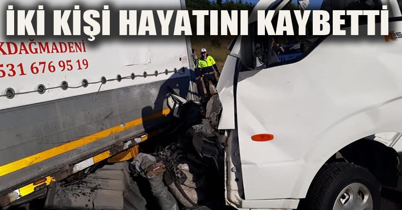 TEM’de, park halindeki tıra çarpan kamyonetteki 2 kişi öldü