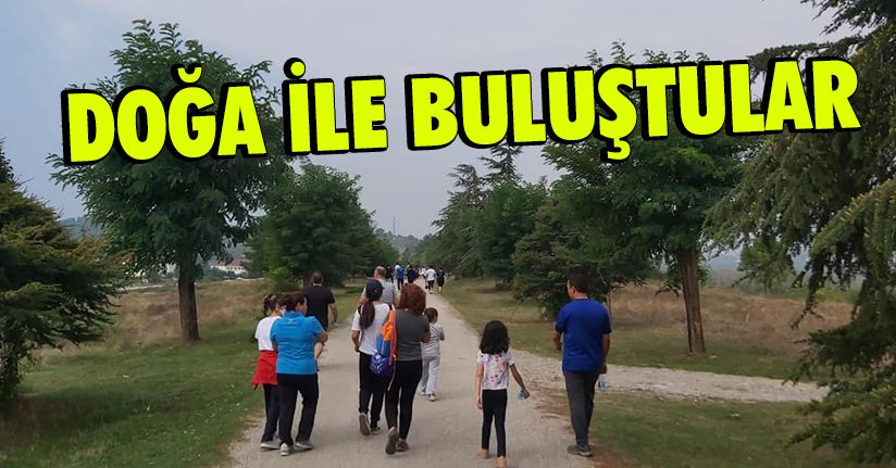 Yüzlerce kişi aynı anda doğa yürüyüşünde buluştu