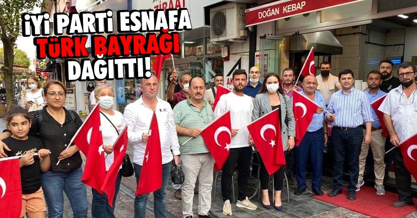 30 Ağustos Bayramı'nda esnafa Türk Bayrağı