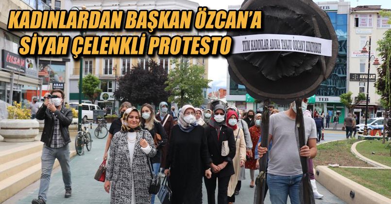 Kadınlardan Başkan Özcan’a siyah çelenkli protesto