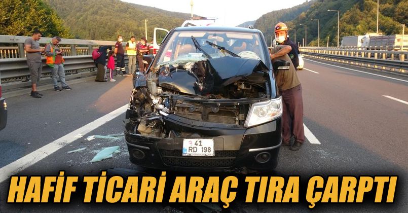 TEM’de hafif ticari araç tıra çarptı: 2 yaralı