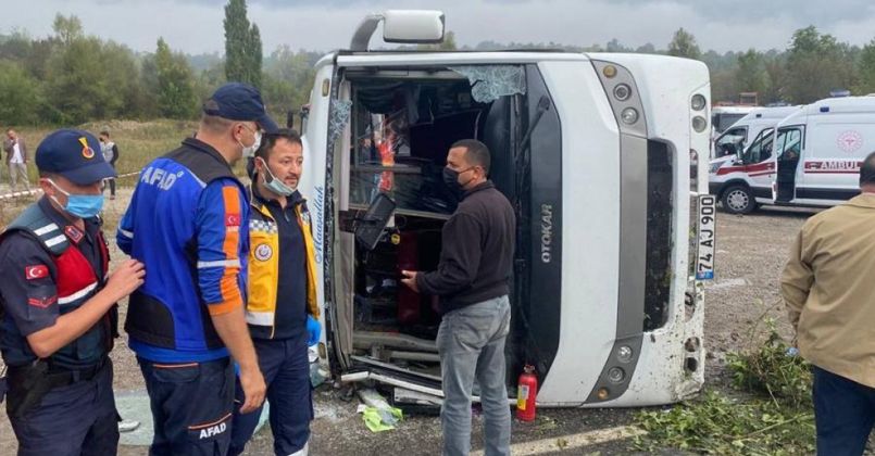 MHP kafilesini taşıyan midibüs devrildi: 2 ölü, 19 yaralı