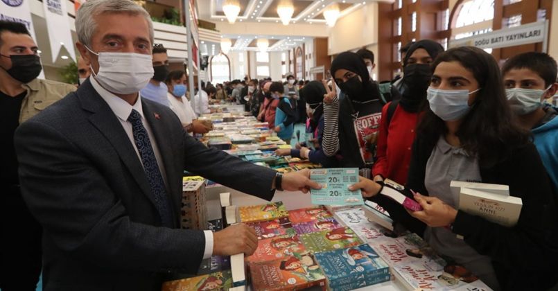 Kitap fuarını 9 günde 100 bini aşkın kişi ziyaret etti