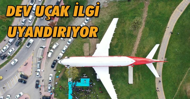 Şehrin göbeğindeki dev uçağı gören dönüp bir daha bakıyor