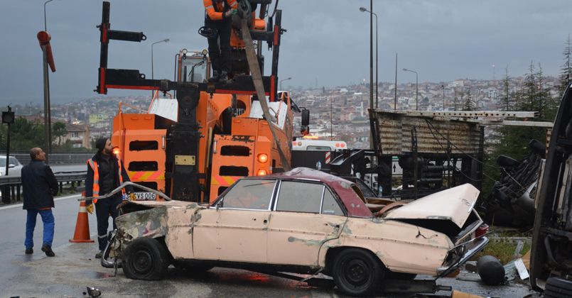 Arızalanan aracı yolcularla birlikte taşıyan çekici TEM'de devrildi