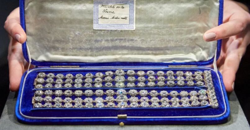 Marie Antoinette'in bilezikleri açık artırmada 8 milyon dolara satıldı