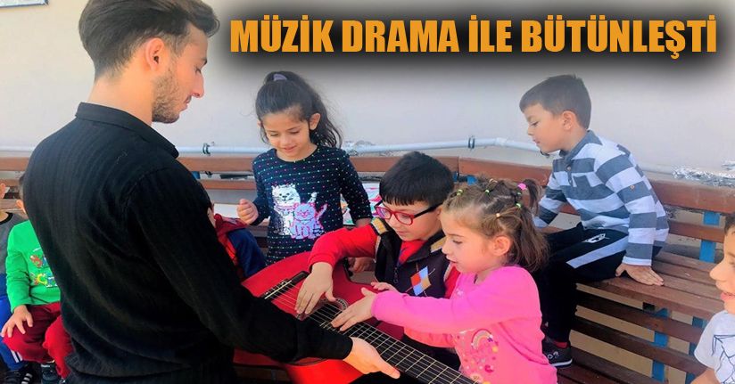 Minik öğrenciler drama dersi alıyor