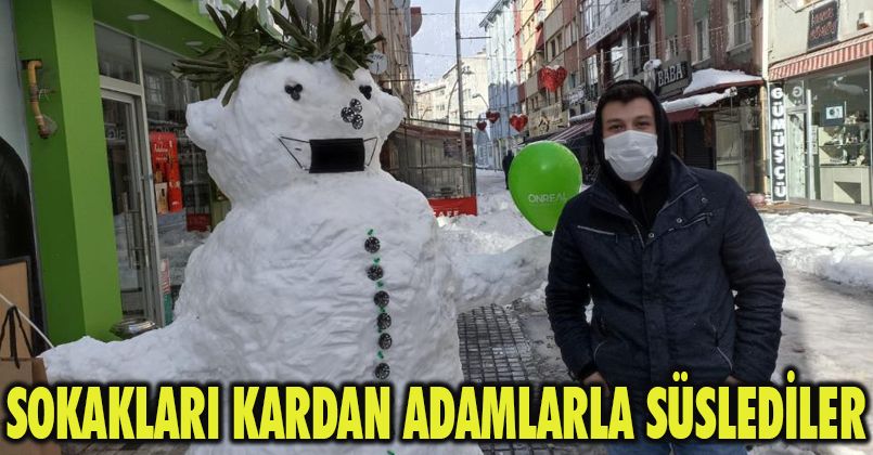 Sokakları kardan adamlarla süslediler