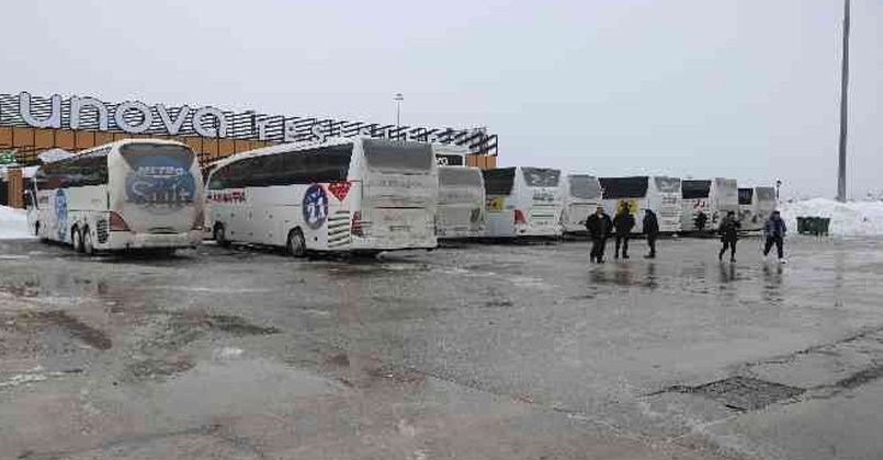 İstanbul'a gidemeyen yolcular saatlerdir Bolu'daki tesislerde bekletiliyor