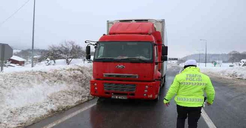 İstanbul'a giden otobüs ve ağır tonajlı araçların Bolu'dan geçişine izin verilmiyor