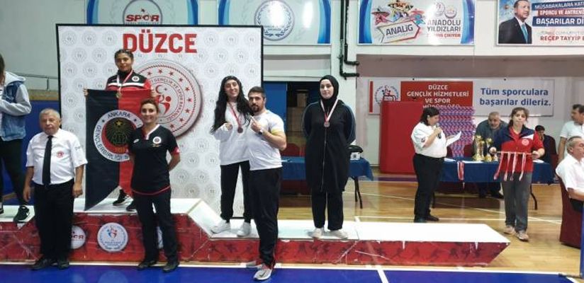 Kick Boks’ta Pazaryeri’ne iki madalya