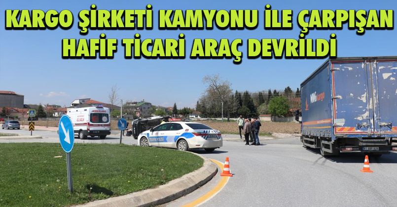 Kargo şirketi kamyonu ile çarpışan hafif ticari araç devrildi: 2 yaralı